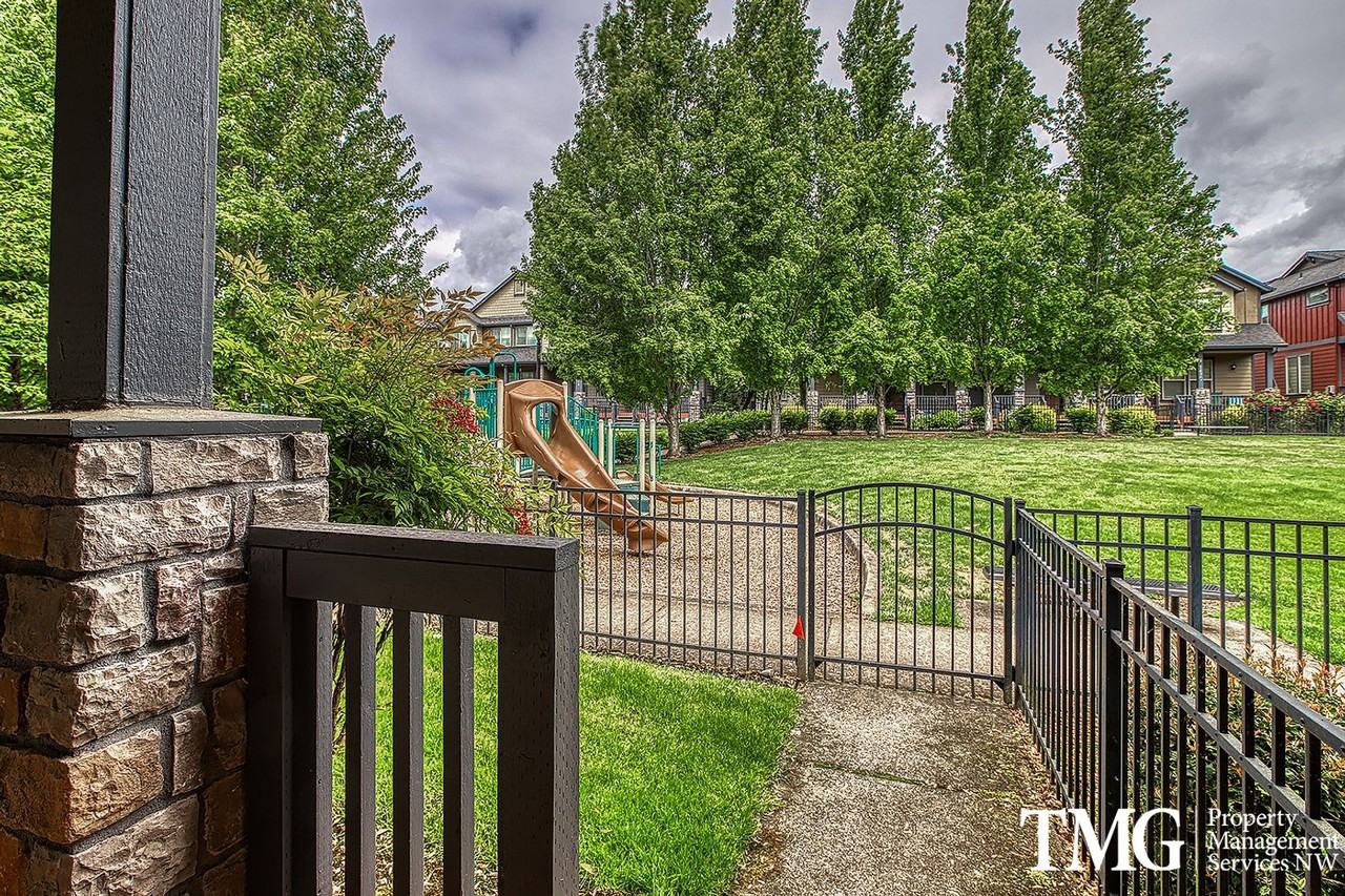 1420 Ne Edgefield St - Photo 5 of 32