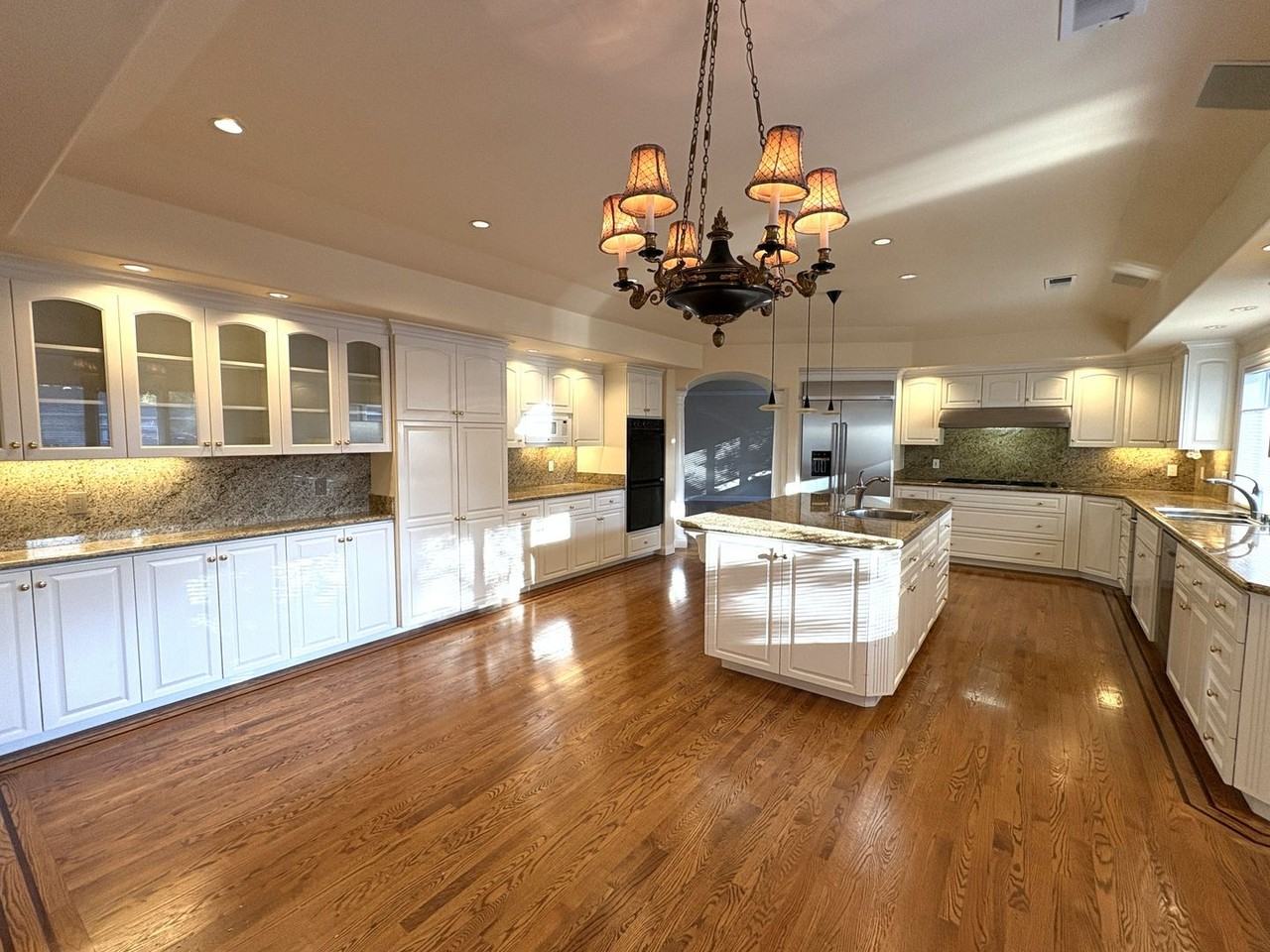 667 Oakwood Ct - Photo 4 of 36