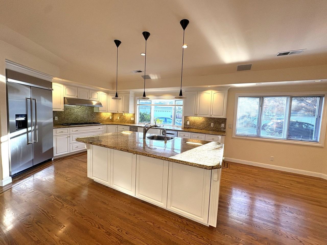 667 Oakwood Ct - Photo 6 of 36