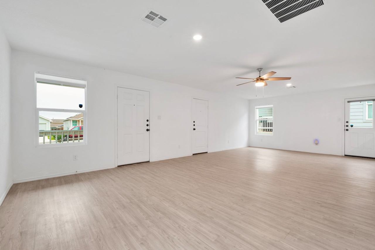 7206 Satellite Way - Photo 4 of 16