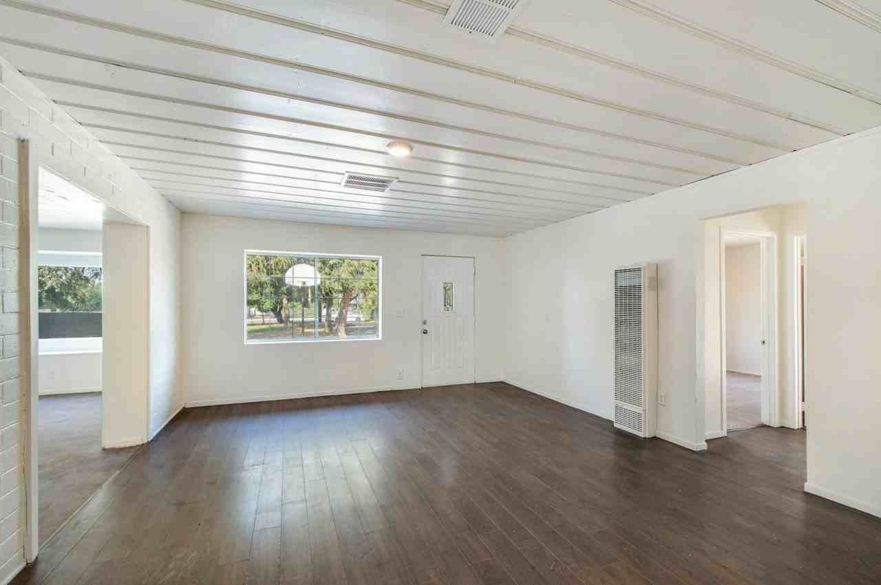 8425 Redwood Avenue - Photo 3 of 10