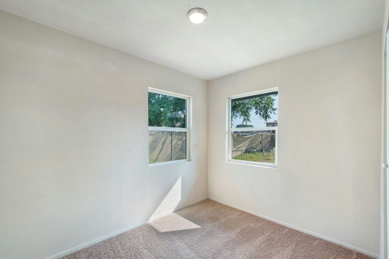 8425 Redwood Avenue - Photo 7 of 10