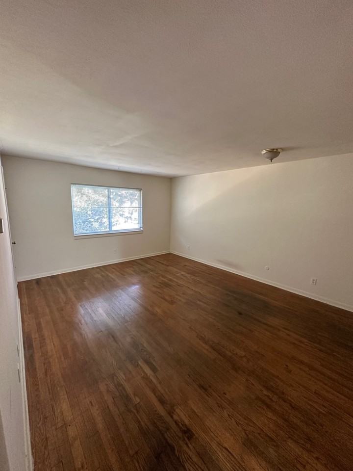 48th St W, 1063 - Photo 3 of 11