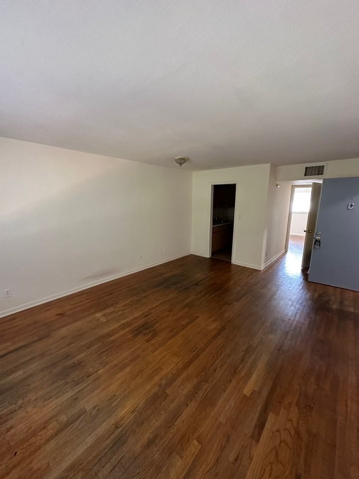 48th St W, 1063 - Photo 4 of 11