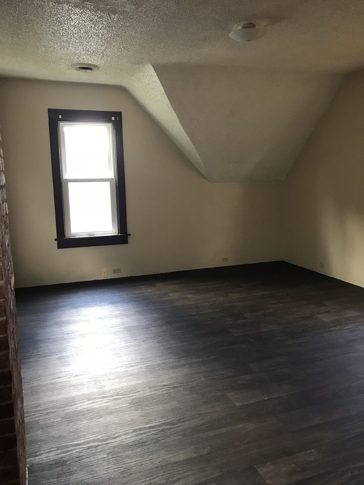 501 1/2 N Main - Photo 5 of 9