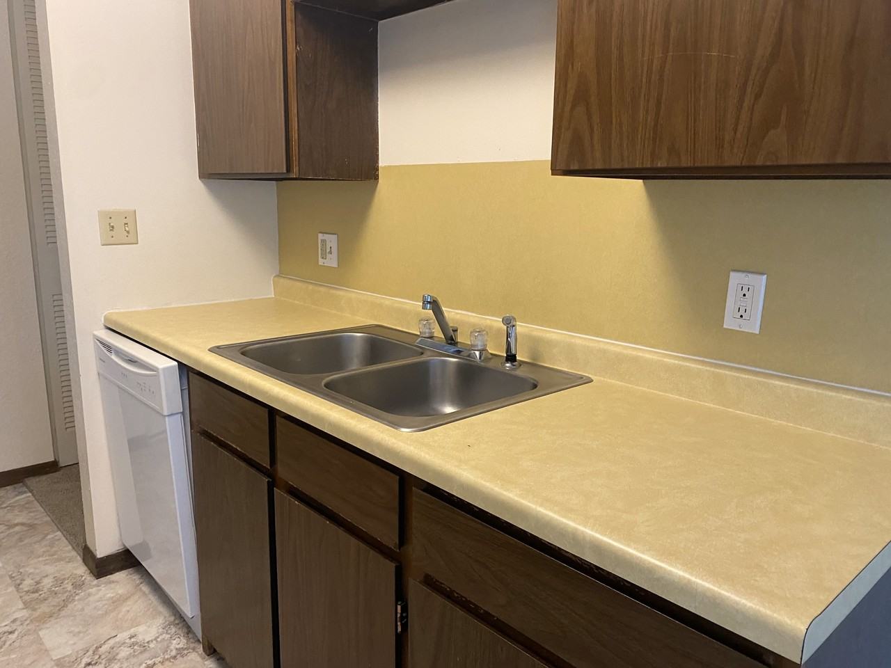 2510 Irvine Avenue Northwest - Photo 4 of 6