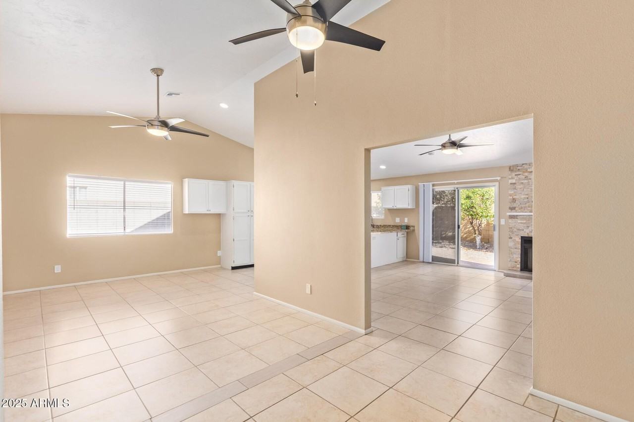 15457 N 63rd St - Photo 4 of 30