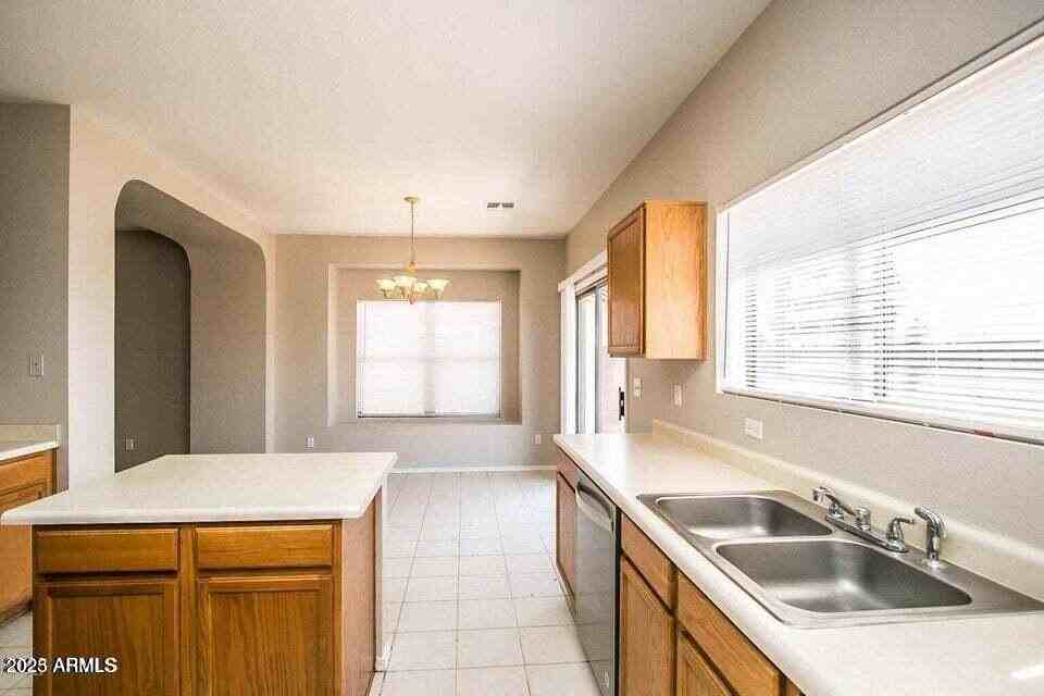 7985 W Mission Ln - Photo 3 of 10