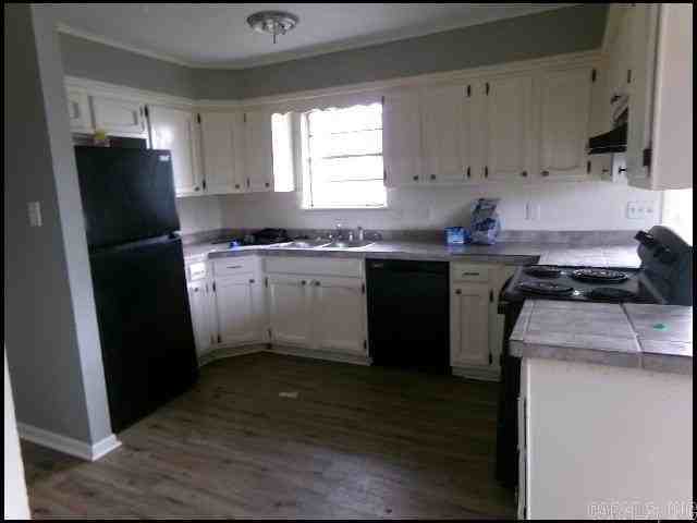 305 Smart St - Photo 4 of 20