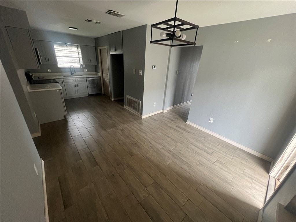 2729 Allencrest Dr - Photo 3 of 11