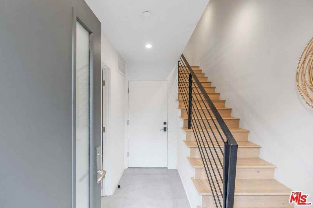 853 1/2 N Detroit St - Photo 2 of 32