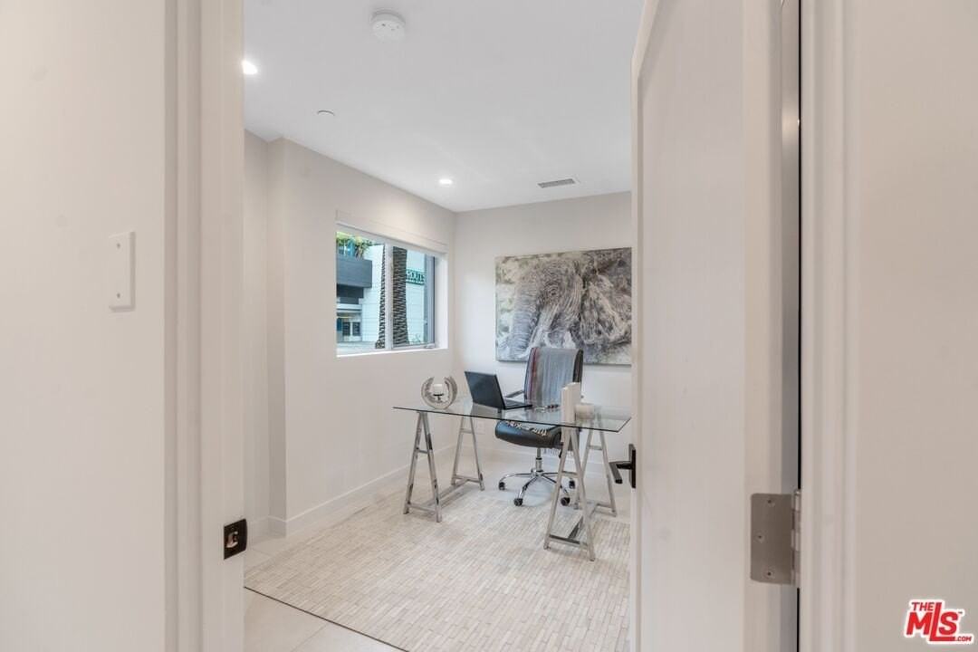 853 1/2 N Detroit St - Photo 3 of 32