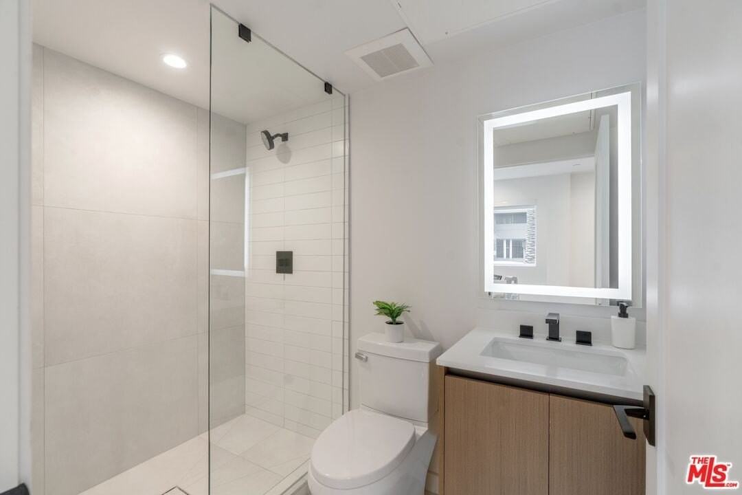 853 1/2 N Detroit St - Photo 6 of 32