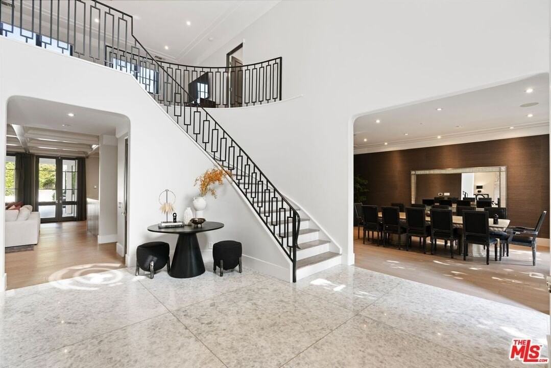 506 N Rexford Dr - Photo 4 of 32