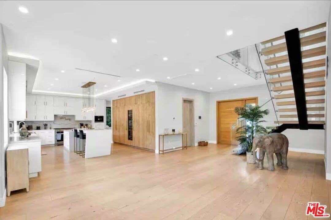 13812 Cumpston St - Photo 3 of 33