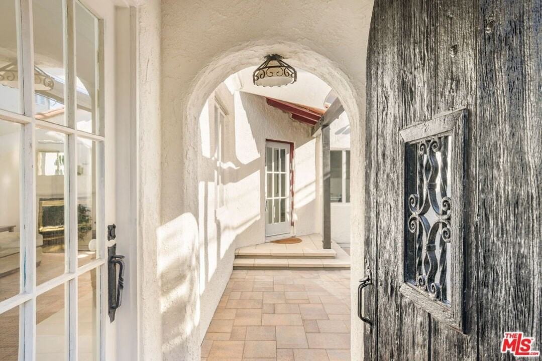 360 S Canon Dr - Photo 5 of 18