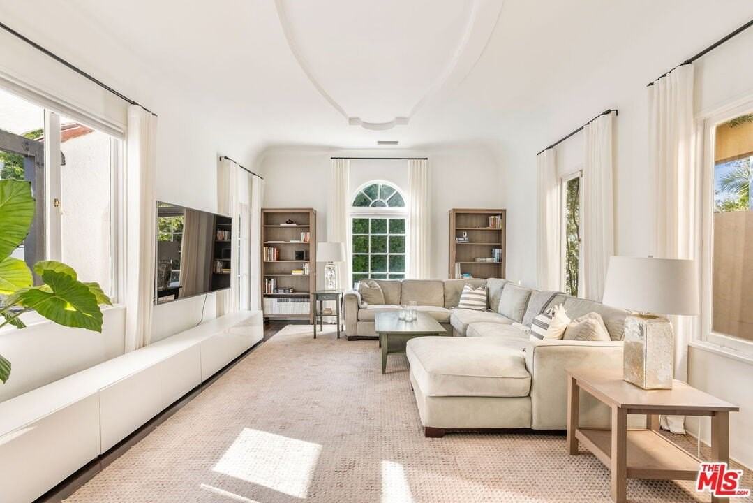 360 S Canon Dr - Photo 7 of 18