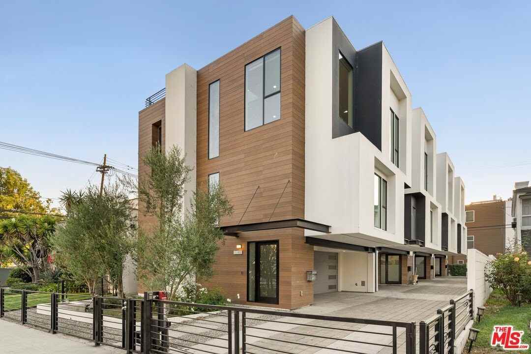 807 N Detroit St - Photo 3 of 43