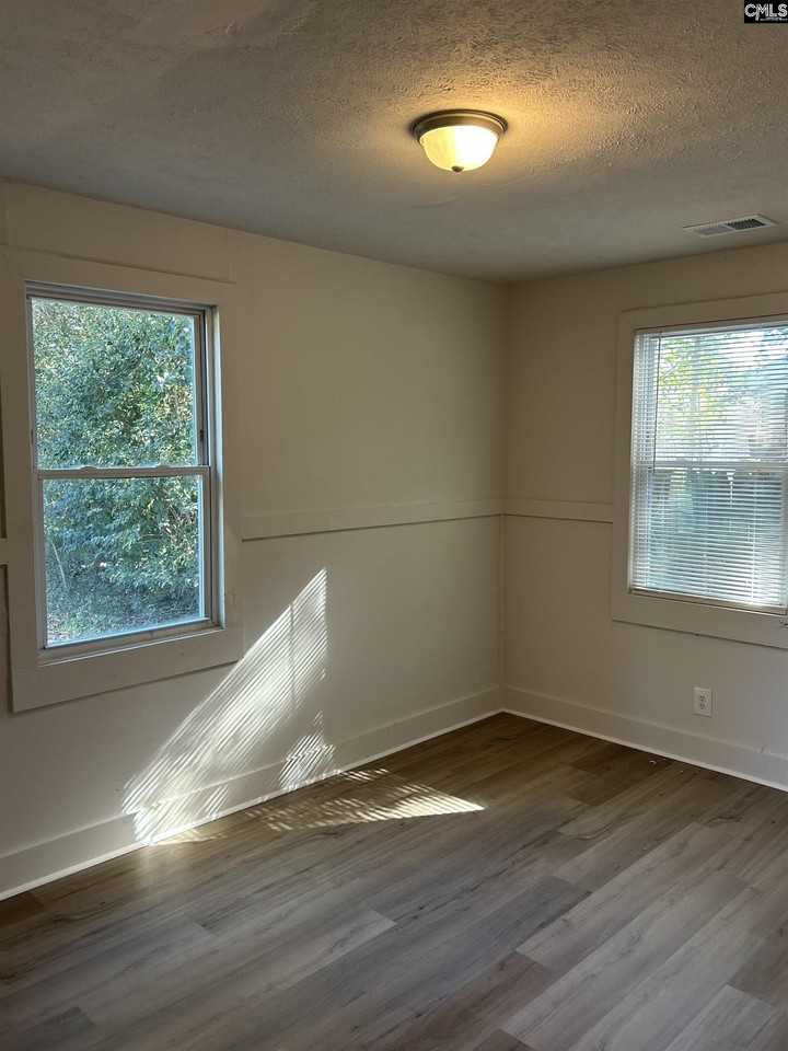 2327 Laurie St - Photo 6 of 18