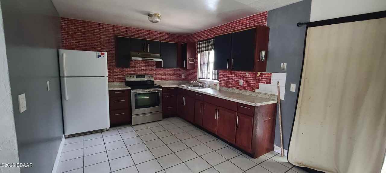 1033 George W Engram Blvd - Photo 2 of 16