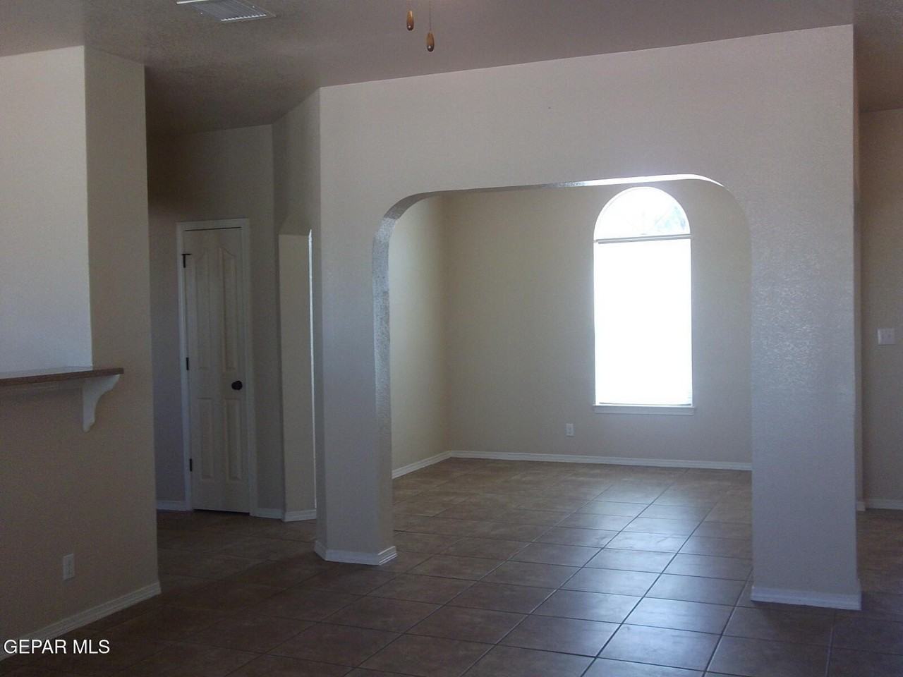 5823 Manchester Dr - Photo 4 of 15