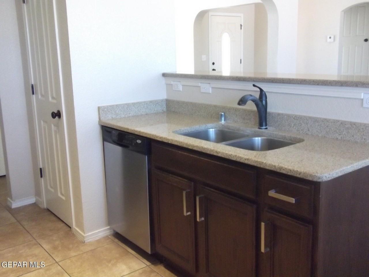 5823 Manchester Dr - Photo 6 of 15