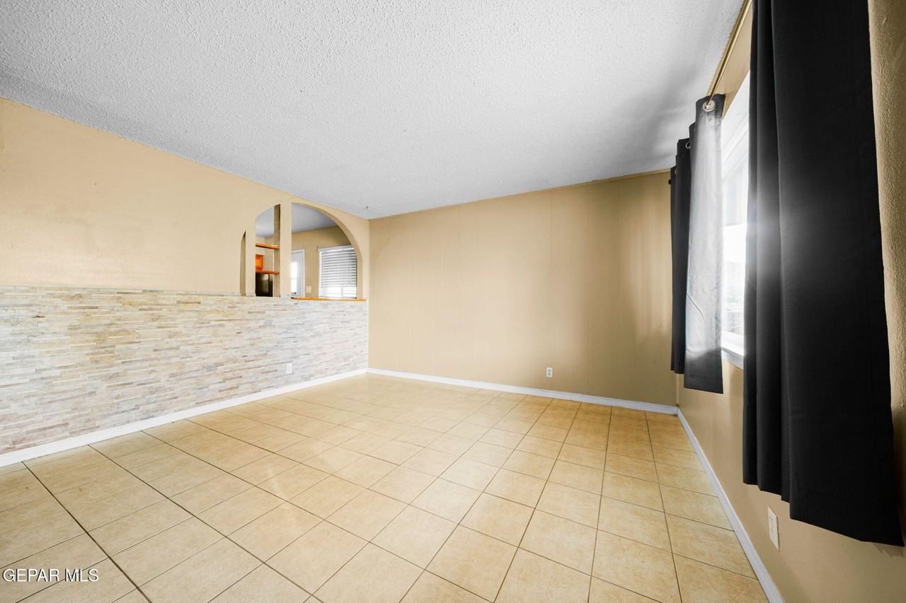 5656 Kensington Cir - Photo 3 of 33