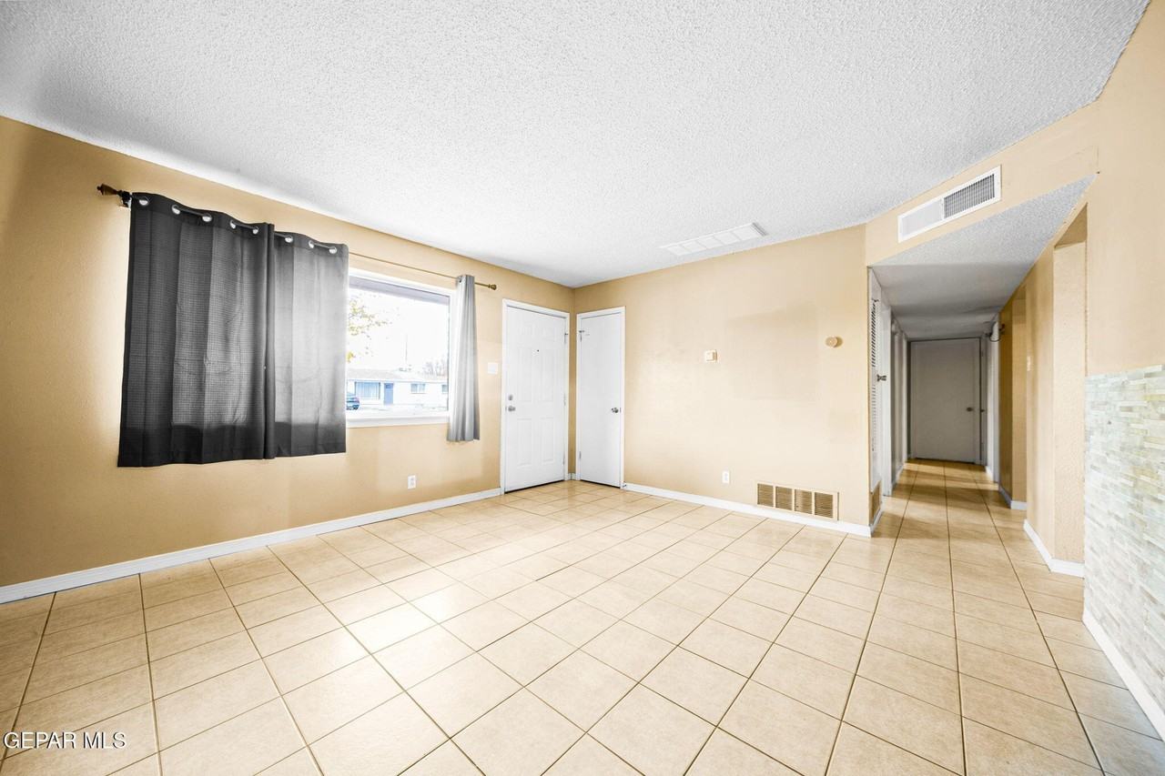 5656 Kensington Cir - Photo 5 of 33