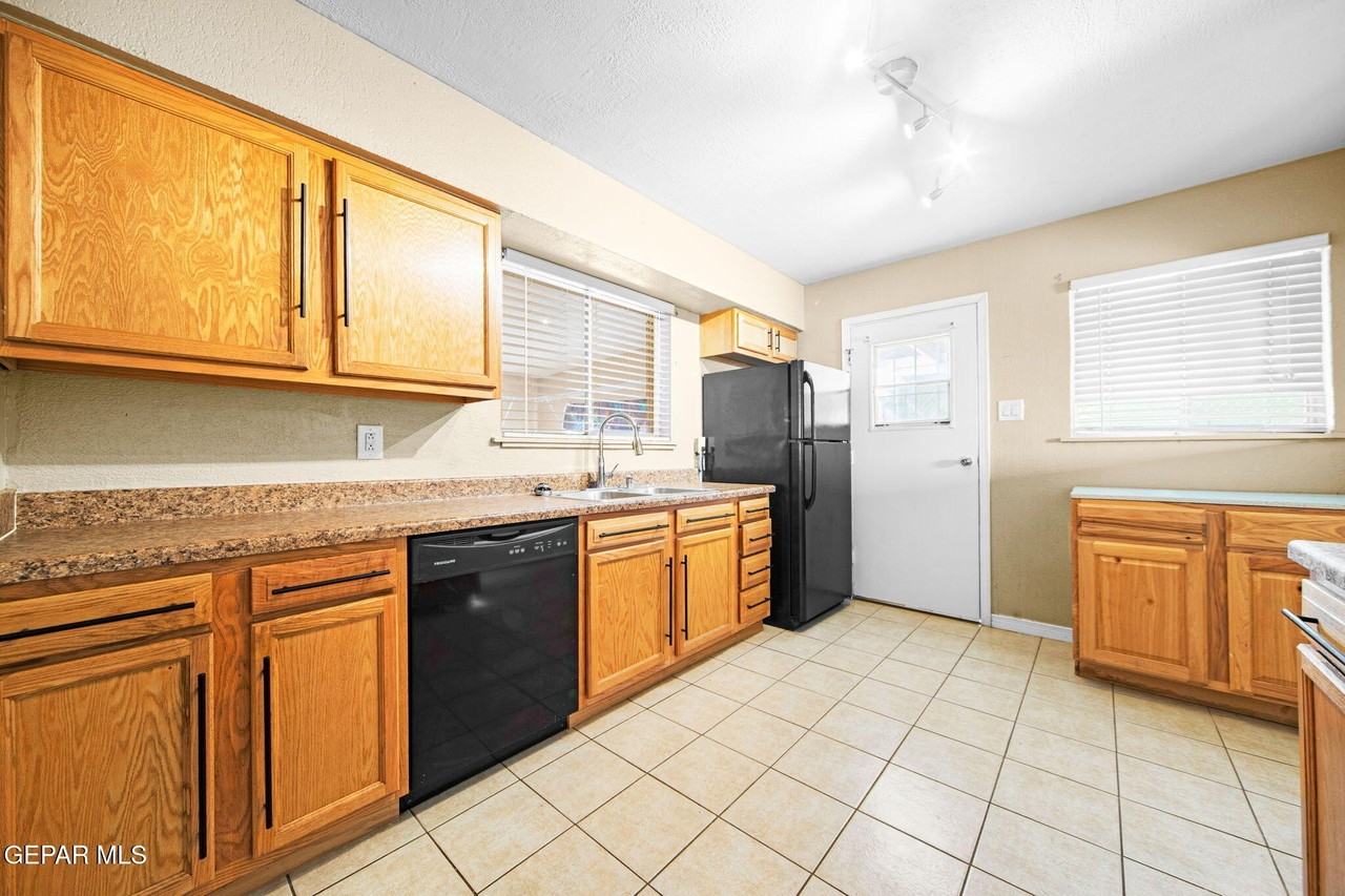 5656 Kensington Cir - Photo 6 of 33