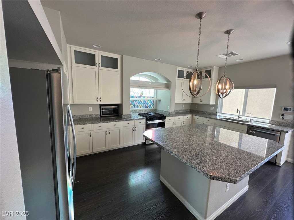 10627 Aphrodite St - Photo 3 of 22