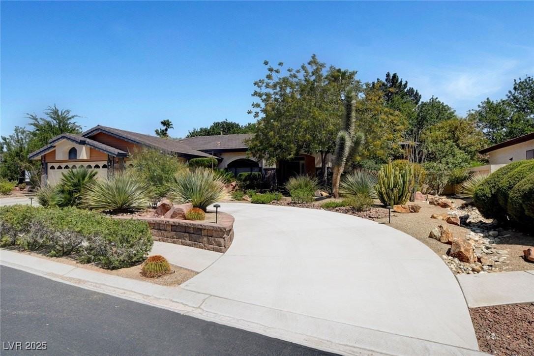 4726 Monument Valley Rd - Photo 2 of 50