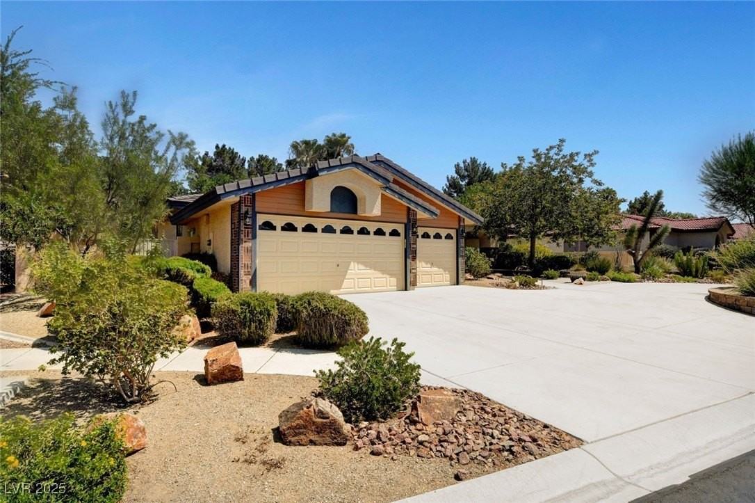 4726 Monument Valley Rd - Photo 3 of 50