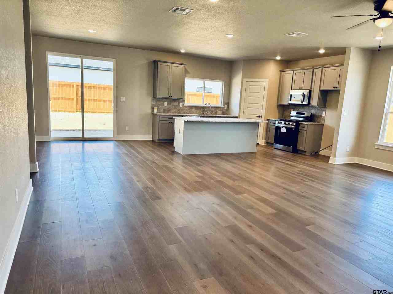 15517 Greenhouse Way - Photo 3 of 6