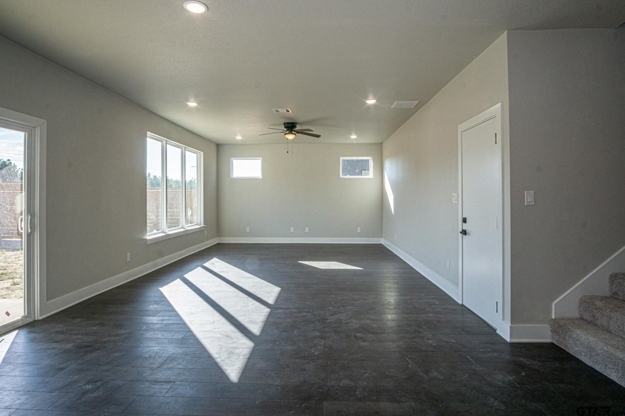 15463 Anna Ln - Photo 3 of 14