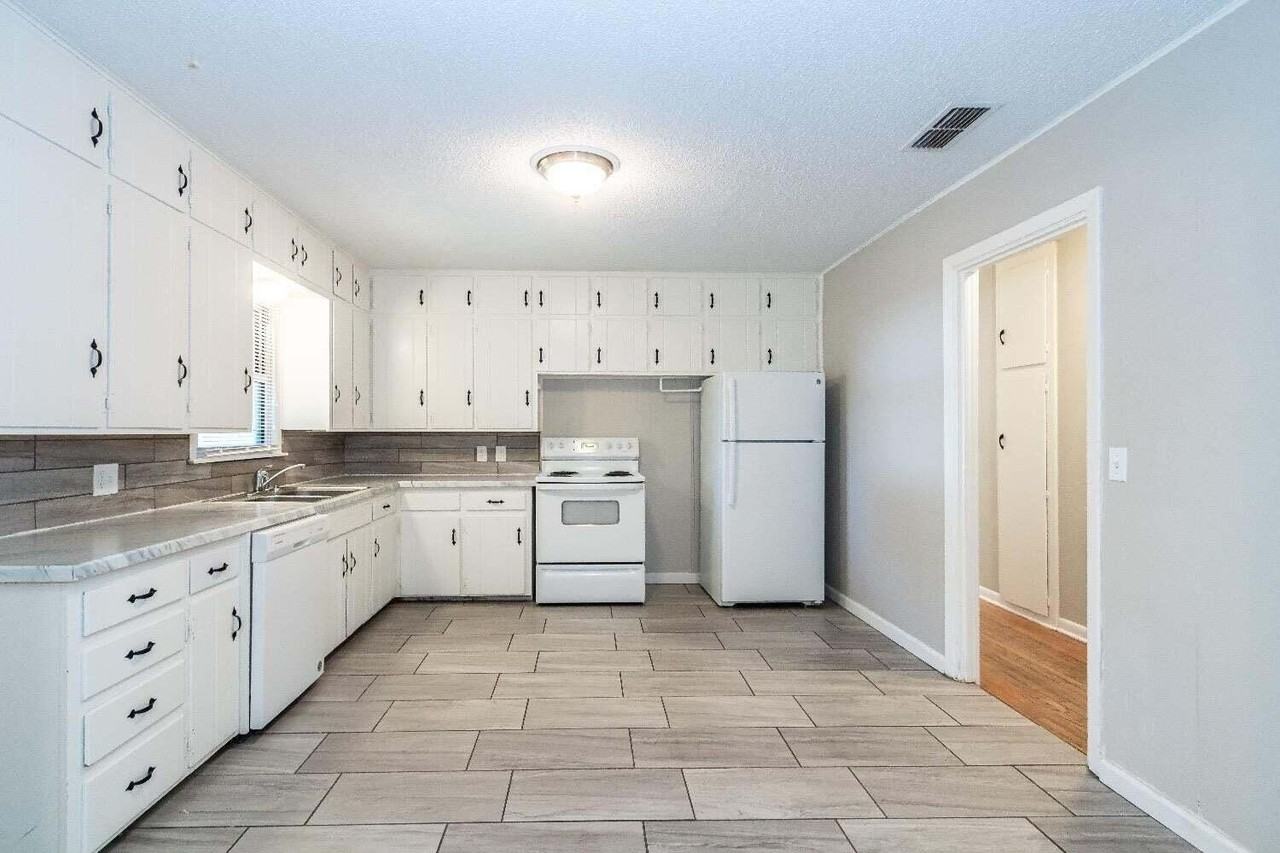 4212 42nd St - Photo 7 of 18