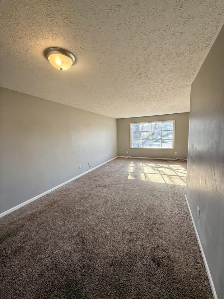 388 S Eagle Creek Dr - Photo 4 of 17