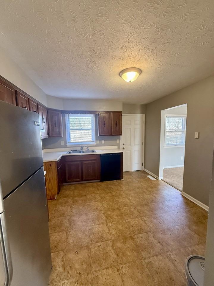 388 S Eagle Creek Dr - Photo 5 of 17