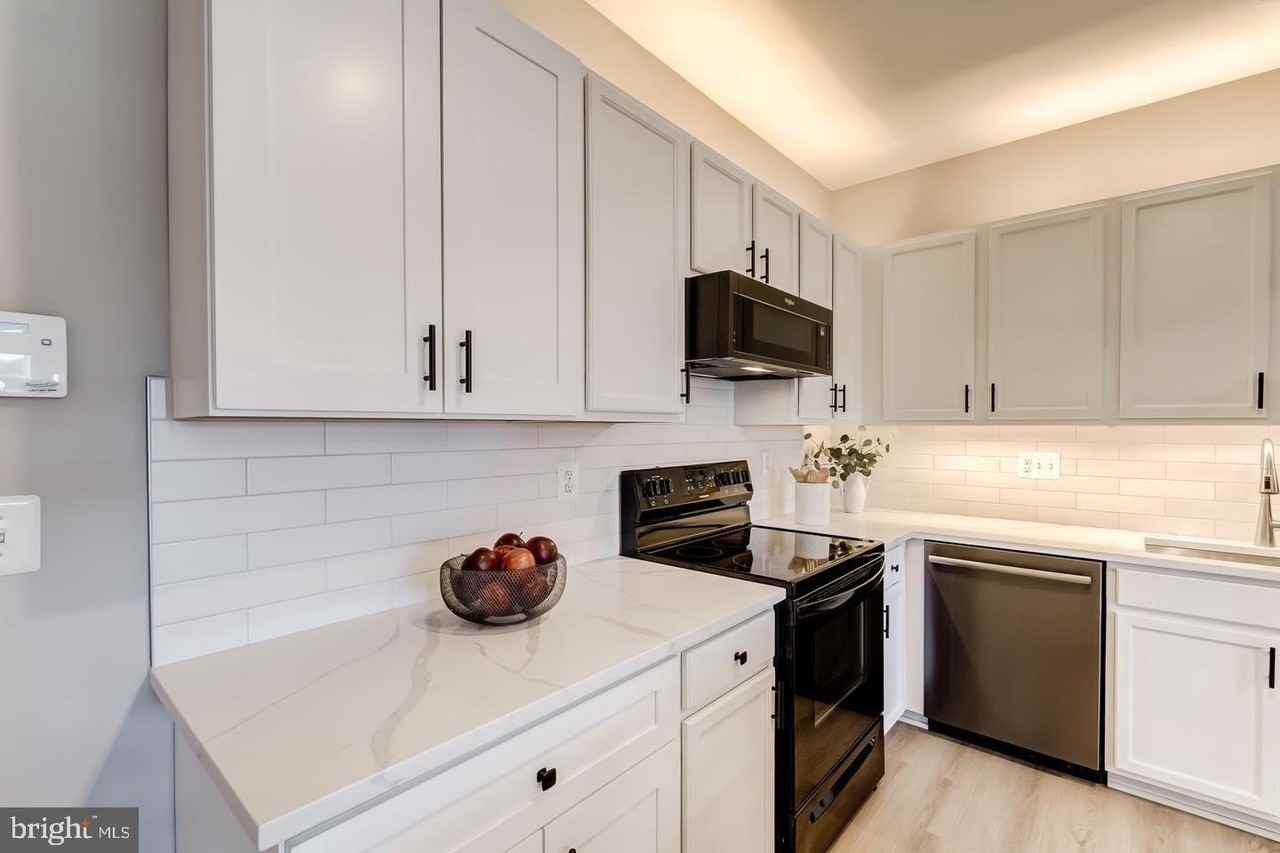 44848 Tiverton Sq - Photo 5 of 50