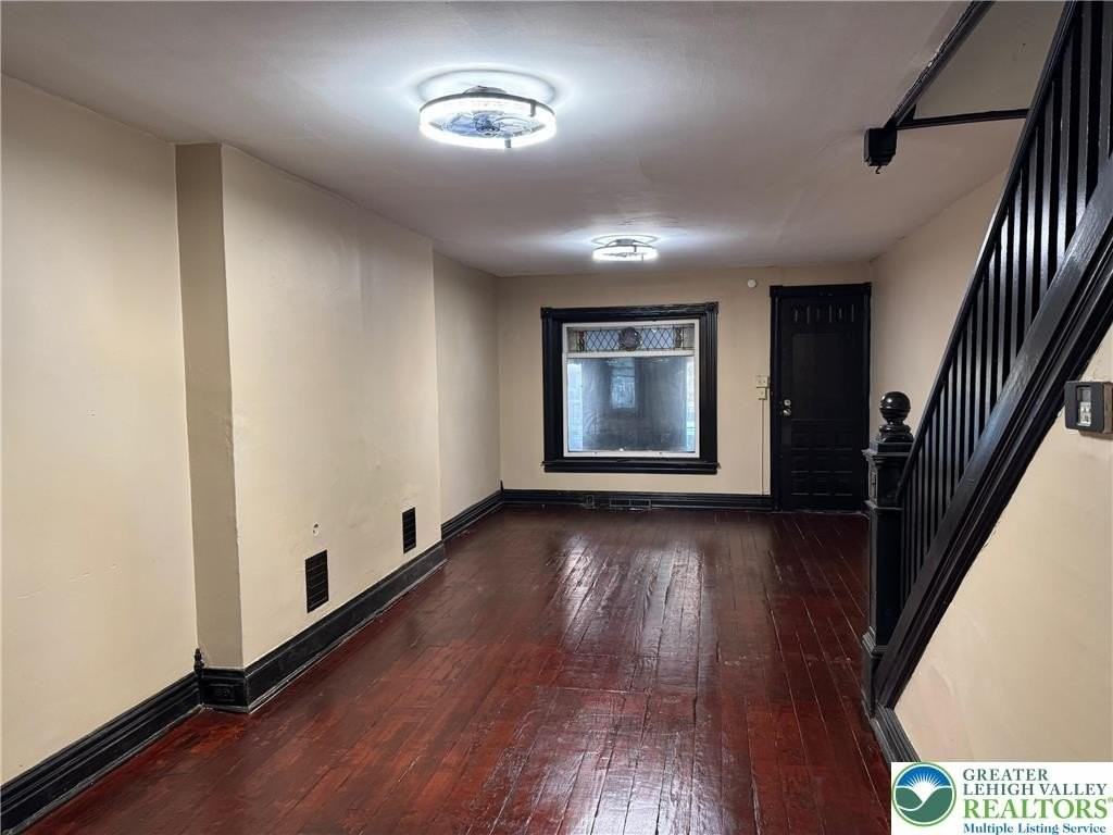 538 W Green St - Photo 2 of 34