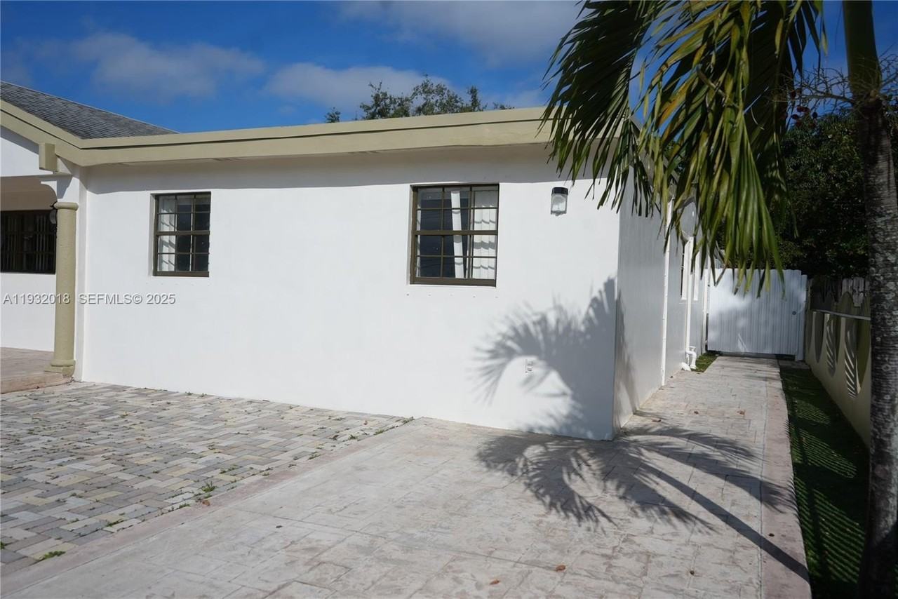 3285 Nw 97th St - Photo 6 of 43