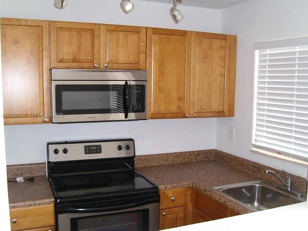 1440 Sw 4th Ave #6 - Photo 3 of 4