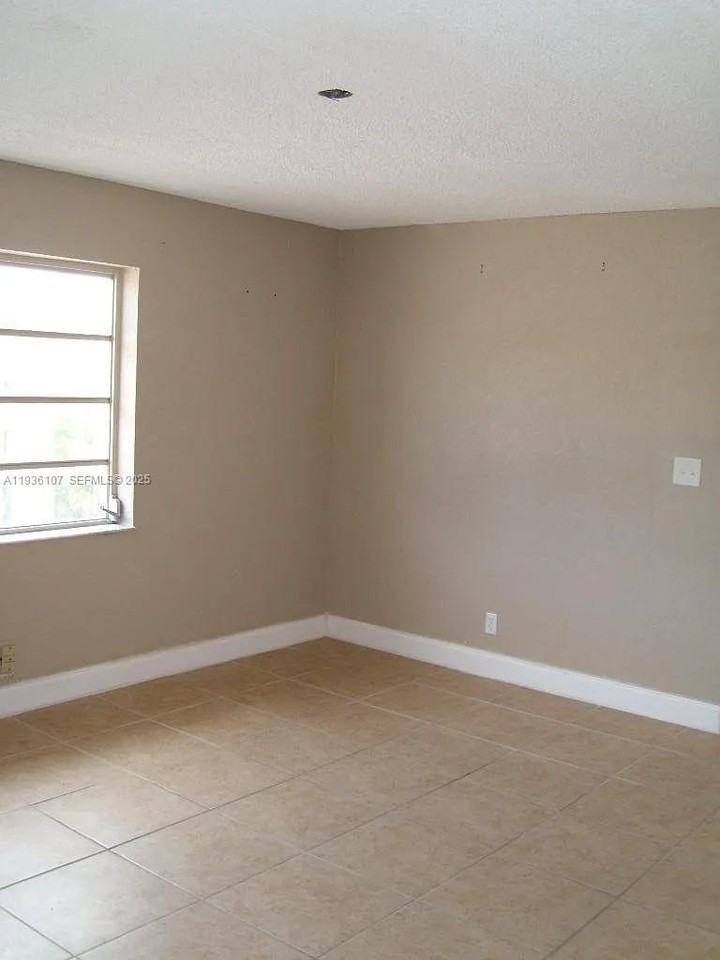 1440 Sw 4th Ave #6 - Photo 4 of 4