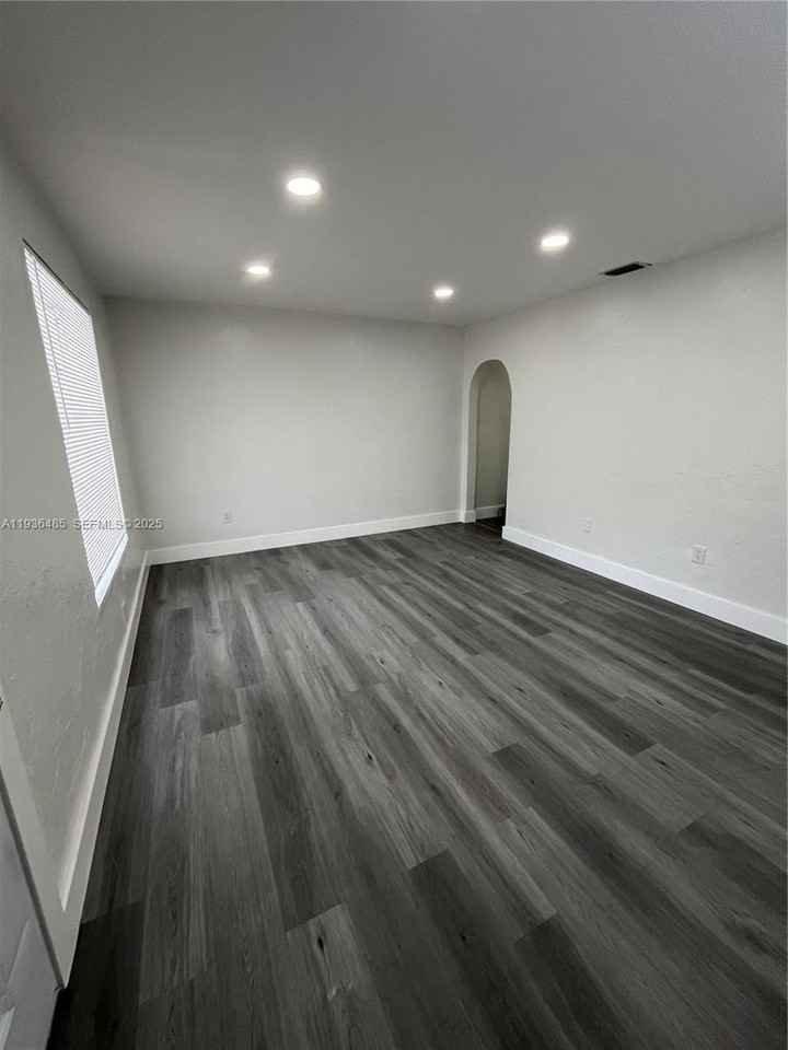 1999 Nw 2nd St #3 - Photo 4 of 30