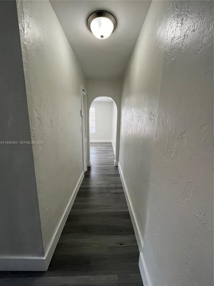 1999 Nw 2nd St #3 - Photo 7 of 30