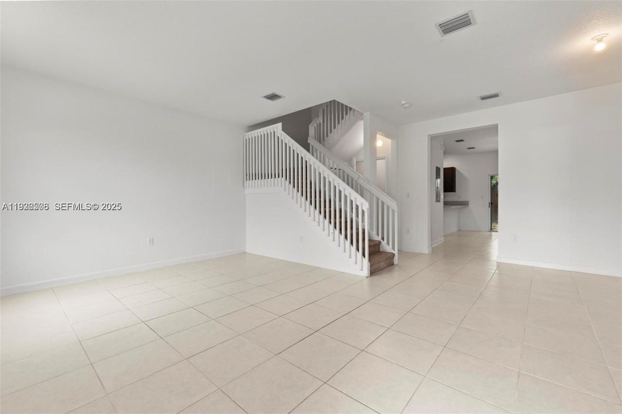 2668 Se 19th St - Photo 4 of 37