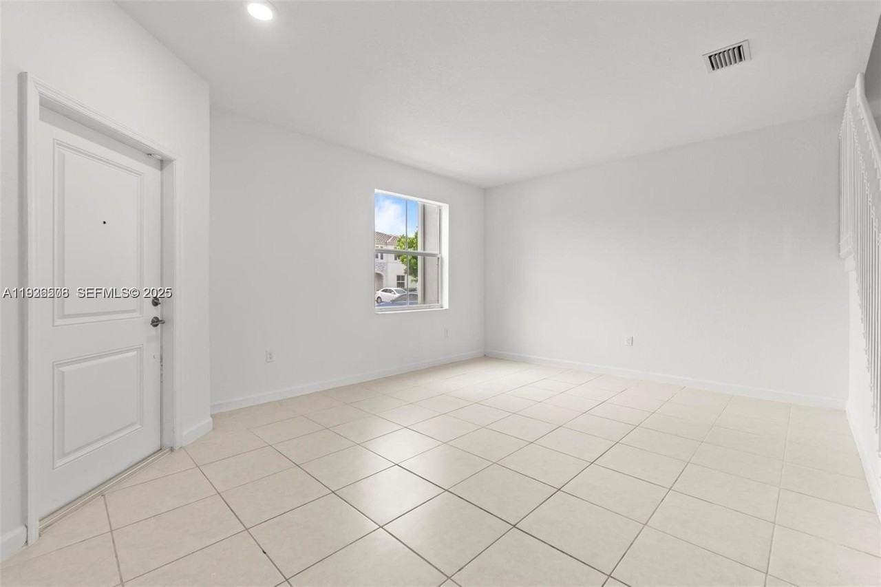 2668 Se 19th St - Photo 5 of 37