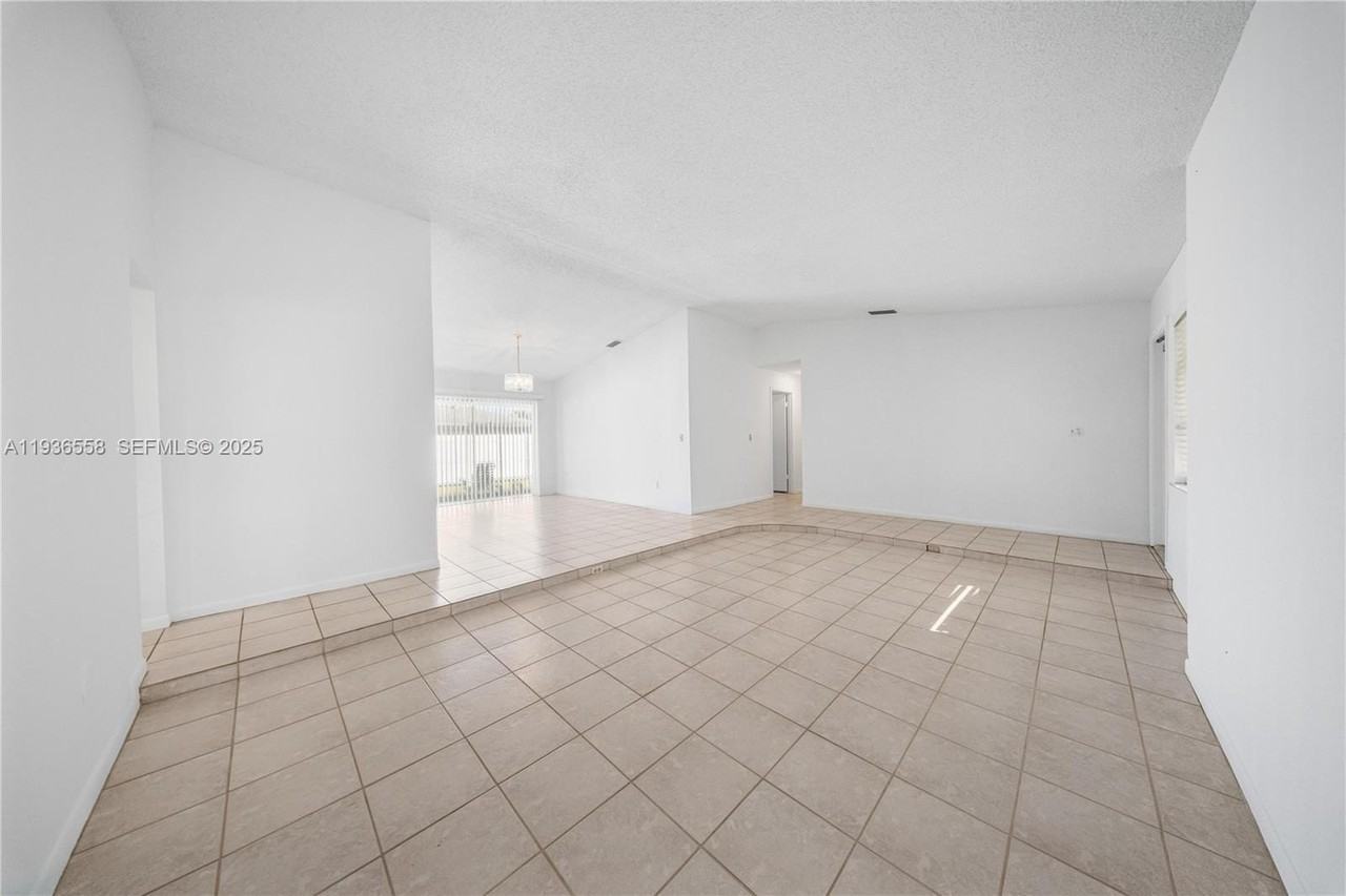 14065 Sw 48th Ter - Photo 4 of 30