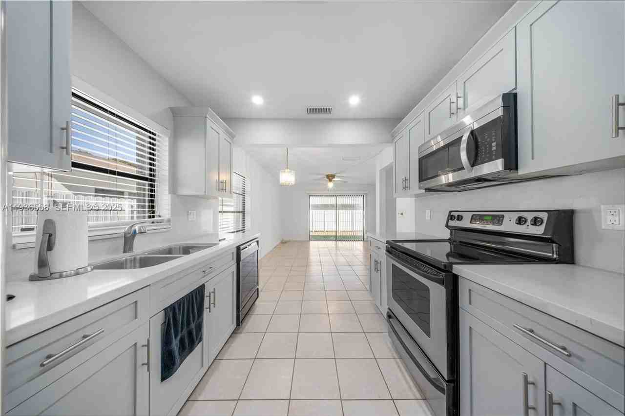 14065 Sw 48th Ter - Photo 6 of 30