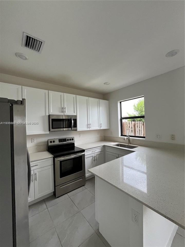 10008 Sw 228th Ter #0 - Photo 3 of 15