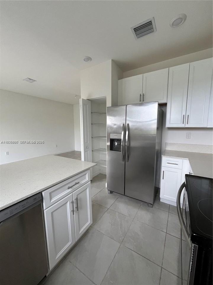 10008 Sw 228th Ter #0 - Photo 4 of 15